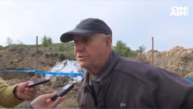 Стотици на протест заради заравянето на умрели кокошки до параклис с лековита вода