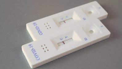 Каква е разликата между човек с положителен тест и боледуващ от Ковид-19