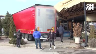 ТИР се вряза в автомивка в Пазарджик