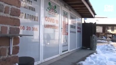 Пуснаха от ареста мъжа, който мами туристи с тестове за Ковид-19 в Банско