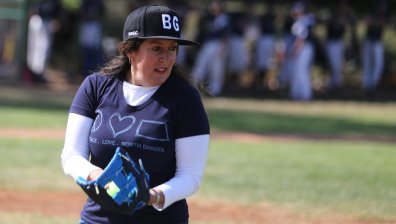 Херо Мустафа откри с първо хвърляне финала на турнир по бейзбол в София