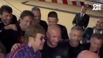 Елтън Джон пя с футболистите на "Манчестър Сити" на летище