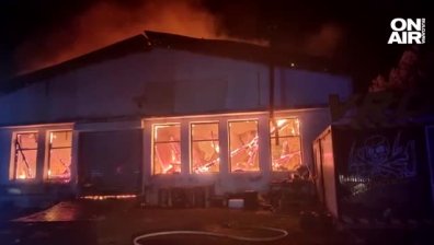 Пожар в хале на складова база край Бургас, 14 пожарникари гасят огъня