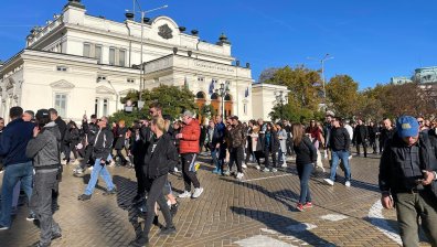 Ресторантьори блокираха движението в центъра на София, не искат "зелен сертификат"