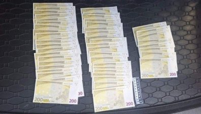 Оставиха в ареста тримата заловени с фалшиви евробанкноти в София