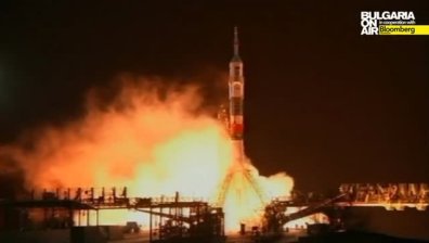 Космическият апарат "Союз" транспортира новите трима космонавти в МКС