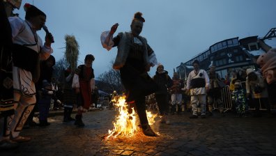 Традициите са живи: На Сирни заговезни се прескачат огньове за здраве (СНИМКИ)