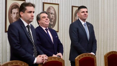 Политолози: ПП-ДБ е патологична единица, Асен Василев не търпи други лидери