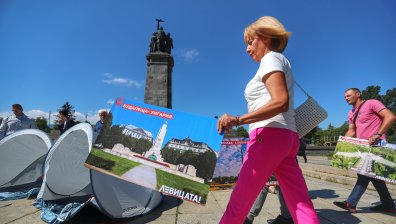 Манолова завежда дело заради Паметника на Съветската армия