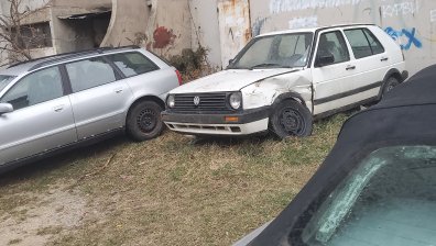 Сигнали от страната: Зарязани от години коли заемат паркоместа