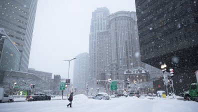 Хиляди отменени полети и извънредно положение: САЩ в очакване на силна буря