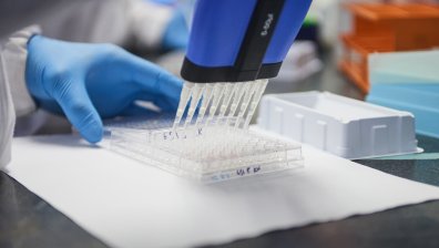 Омикрон преодолява защитата от ваксините, още по-лесно имунитета при преболедували