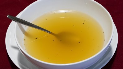 Домашен костен бульон: Рецепта за максимален колаген