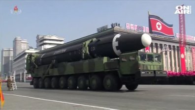 Ден преди откриването на Олимпиадата-военен парад в Пхенян