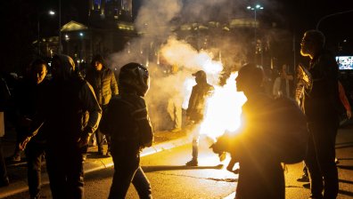 Агресия и ранен полицай на протест пред парламента в Сърбия (+СНИМКИ)