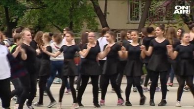 Във Варна организираха най-дългото училищно хоро