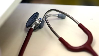В лекарски кабинет: Вървете си, много внимание ви обърнах, ще ви таксувам за два прегледа
