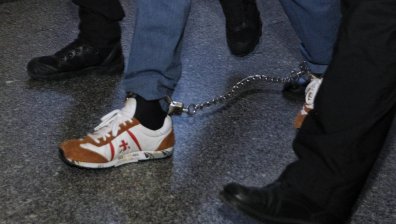 Виктор Спига дойде окован с вериги в съда