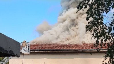 Пожар унищожи покрива на бивша гимназия в Монтана (+ВИДЕО)