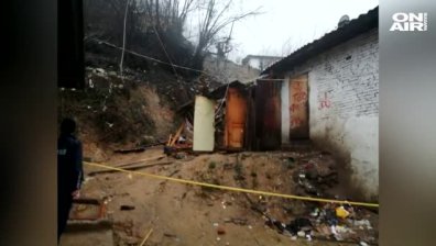 Къща се срути и затрупа хора в Смолян, 19 души останаха без дом (ОБНОВЕНА)