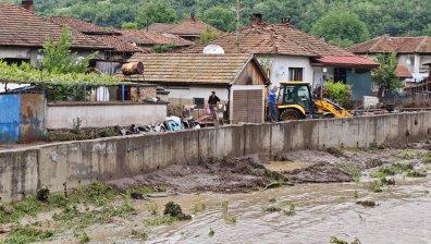 Къщи под вода и море от тиня след преливането на река Черна (ВИДЕО)