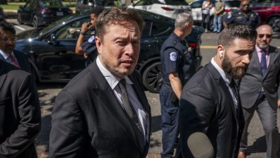 Мъск завел тайно дело срещу Граймс за родителски права на трите им деца