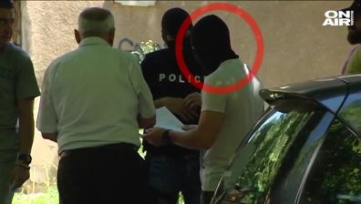 Задържаха двама столични полицаи за разпространение на наркотици