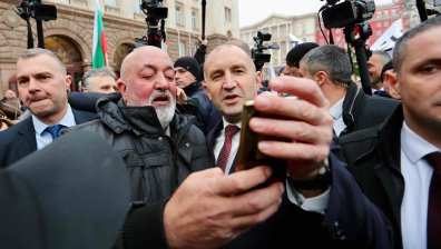 Анализатори: Радев се харесва на жените и хората 50+, ще трябва да работи с джензитата