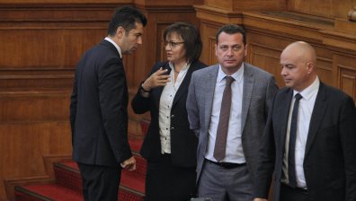 Скритите послания на депутатите - Нинова залага на цветове, типични за мъжко облекло