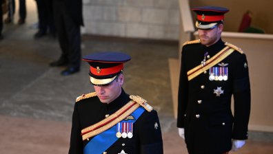 Хари облече военната си униформа за мълчаливото бдение край ковчега на Елизабет II (+СНИМКИ)