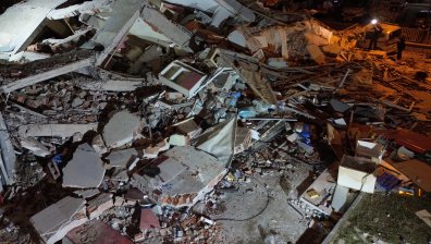 Загинал, десетки ранени и безсънна нощ в Турция след земетресението (+СНИМКИ)