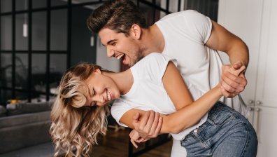 Това са зодиите, които си падат по флирта