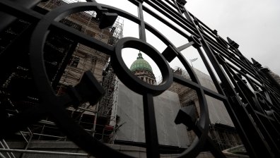 Депутатите в Аржентина замразиха заплатите си