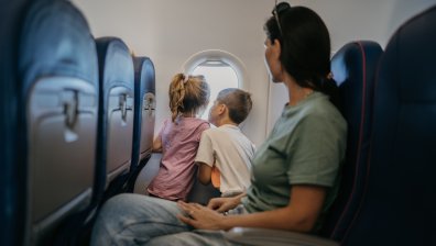 ЕК умува над таксуването на децата за места в самолетите