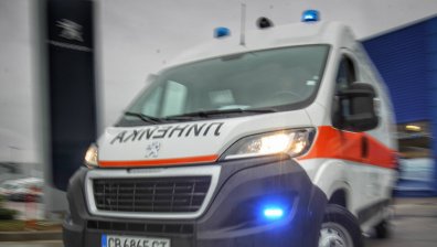 Четирима души пострадаха след челен сблъсък между автомобили край Великотърновско