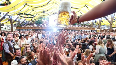 Първата "бирена жертва" на Октоберфест е жена (+СНИМКИ)