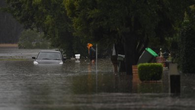 Бедствие в Австралия: Водите отнесоха къщата на младоженци в сватбения им ден