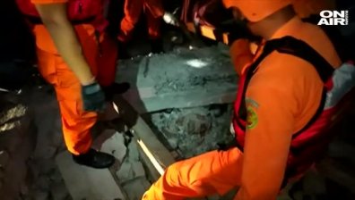Откриват нови жертви след труса в Индонезия &ndash; вече 82!