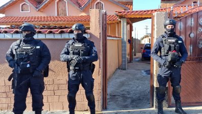 Тежковъоръжени полицаи обискират домове в Сливен и Нова Загора, шестима са арестувани