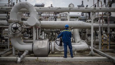 Русия с отговор на ценовия таван: Намалява добива на суров петрол с 5%