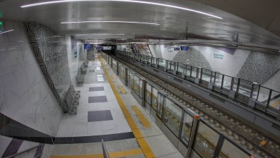 Мъж удари в лицето полицай в метрото и му скъса тениската