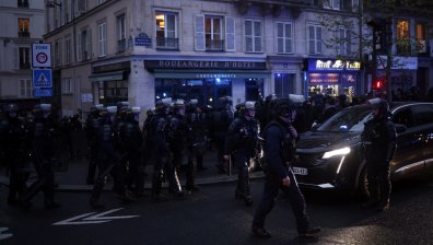 Нова вълна протести избухна във Франция след приемането на пенсионната реформа
