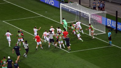 Световният шампион е аут: Швейцария прати "петлите" у дома след драма с дузпи