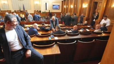 Опозицията събира гласове да свали кабинета "Петков", тройната коалиция има само седмица