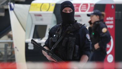 Ученик наръга учителка във Франция, чул гласове, които го подбудили за убийството