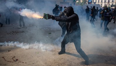 Над 100 полицаи са ранени след протести във Франция, ударили униформен с "Молотов" в лицето