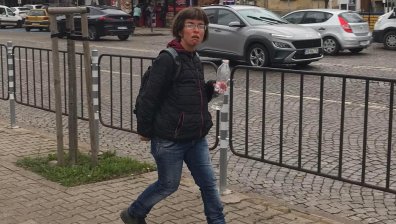 Пазете се: Жена напада с шило и камъни случайни хора по софийските улици