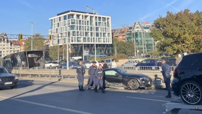 Кола прелетя покрай чакащи хора на спирка в столицата и се заби в мантинела (+ВИДЕО)