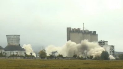 Кулата на торовия завод във Враца рухна с контролиран взрив (+ВИДЕО)