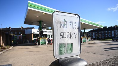 Противници и поддръжници на Brexit чакат с часове за бензин и гледат празните рафтове